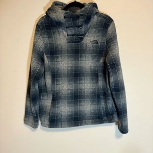 North Face toggle closure, Sherpa lined, hooded pullover in size XL.